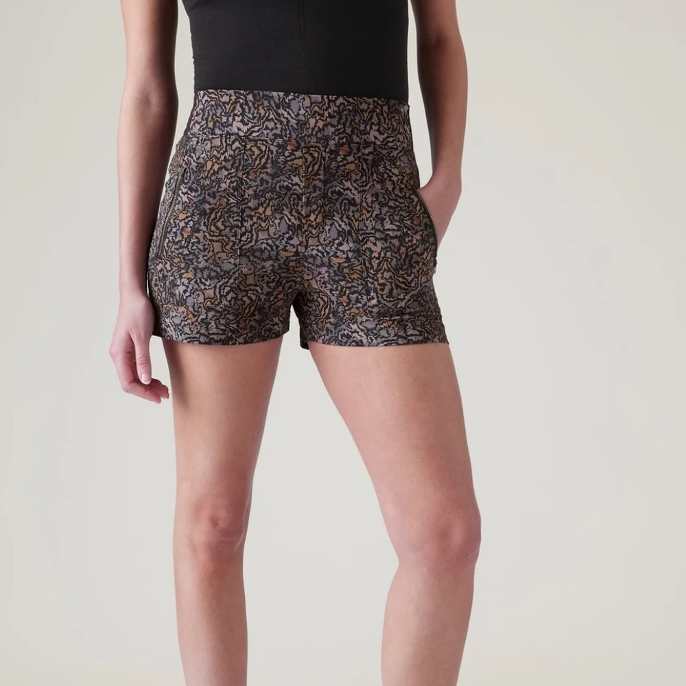 Athleta Trekkie North Shorts Kinetic Abstract Black Size 4‎